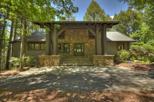 A Stoney River - Luxurious Cherry Log Riverfront Cabin - Hot Tub, Game Room, Multiple Decks, Views of Ellijay River, Goose Islan