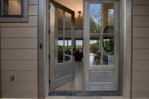 Vacay Chalet - Luxury Cabin in North Georgia - Floor-To-Ceiling Stone Fireplace, Professionally Decorated, Designer Furnishings,