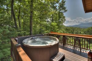 Bearadise - Dog-Friendly Cabin with Mountain Views - 4-star hotels in Cherry Log