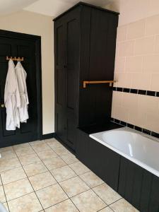 Mews House, Tewkesbury town centre, hot tub, pets