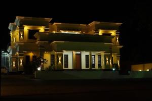 Hill Club Square