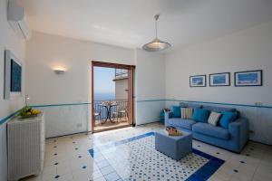 Sospesi sul mare della costiera