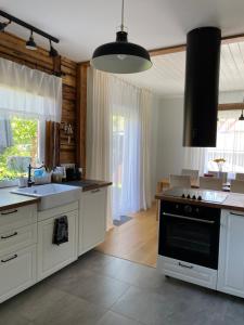 Cozy private house with backyard and hot tub