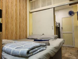 Near Airport AC Couple Friendly Small Cozy Room at a Budget Inn