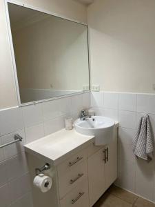 Fully Furnished Modern Unit in centre of city