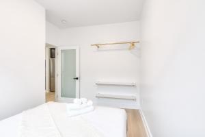 Free indoor parking Cozy & Spacious condo In heart of downtown