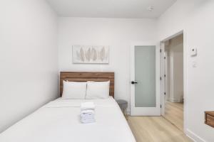 Free indoor parking Cozy & Spacious condo In heart of downtown