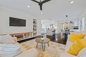 Upscale Azure by Saratoga Stays