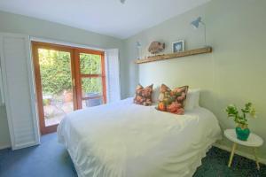 Kalk Bay-Stylish 2Bed with Private Deck & Seaviews - 10 SJT