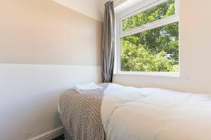 Charming House with Free Parking, Fast Wifi and SmartTV with Netflix by Yoko Property