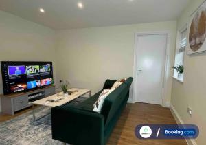 Modern 1 bedroom flat with free parking