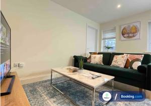 Modern 1 bedroom flat with free parking
