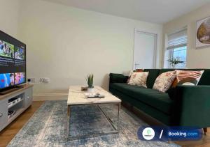 Modern 1 bedroom flat with free parking