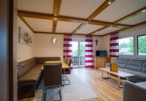 Three-Bedroom Apartment (4-8 Adults) room in Alpengasthaus Gießlhütte