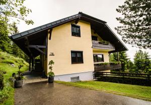 Two-Bedroom Apartment (2-4 Adults) room in Alpengasthaus Gießlhütte