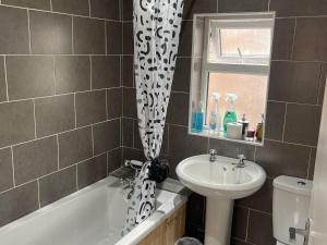2-Bed Apartment - Sleeps 4 - Street Parking - WiFi