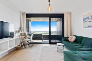 Luxurious City Retreat Balcony & Pool Access