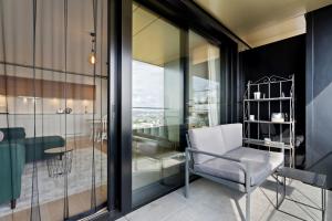 Luxurious City Retreat Balcony & Pool Access