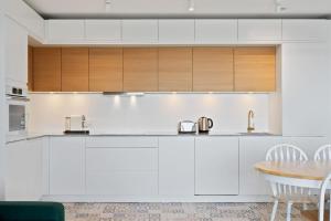 Luxurious City Retreat Balcony & Pool Access