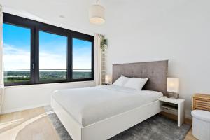 Luxurious City Retreat Balcony & Pool Access