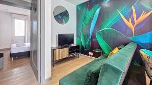 Appartements L-Oiseau du paradis, entre gare et centre ville, rez-de-chaussee, avec terrasse et parking prive : photos des chambres