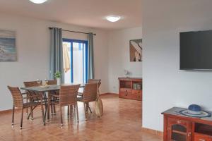 Villa María del Mar 2 Minutes to supermarkets, 10 minutes to Marina Rubicón, Pool, High Speed WiFi