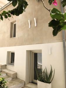 Synoikies by Oikieskiathos