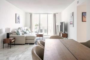 Beachfront, Pools, Patio, King Bd Villa- Hollywood FL