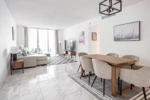 Beachfront, Pools, Patio, King Bd Villa- Hollywood FL