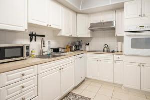 Beachfront, Pools, Patio, King Bd Villa- Hollywood FL