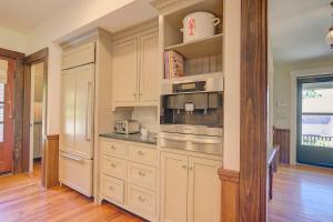 Chic Home Short Drive to Grays Beach