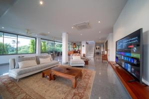 Mai Khao Beach Luxury 7-bedroom villa 0 meters from the sea double infinity pool maid, outdoor wedding sea fishing