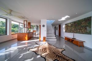 Mai Khao Beach Luxury 7-bedroom villa 0 meters from the sea double infinity pool maid, outdoor wedding sea fishing