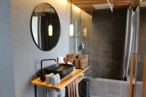 森deワーケなすっぽ 木の温もりとホテルライクな佇まい 森のバレルサウナ