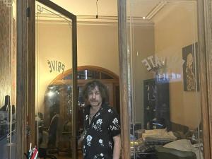 Spacy Room in Old Townhouse Relaxed Vibe with LATE Check-out!