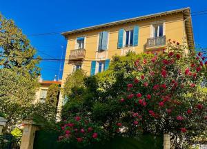 Chic Renovated 2 Bedroom entire apartment or only Private Rooms in Liberation in Nice with Garage on demand, AC, Wi-Fi and Tram Access