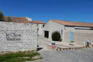 Appartment with courtyard and garden 300 m from the port and from the beach