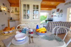 Maisons de vacances Appartment with courtyard and garden 300 m from the port and from the beach : photos des chambres