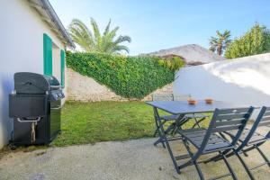 Appartment with courtyard and garden 300 m from the port and from the beach