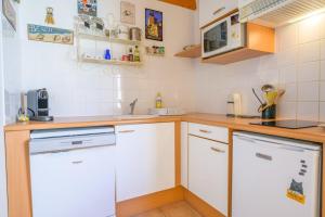 Appartment with courtyard and garden 300 m from the port and from the beach