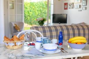 Appartment with courtyard and garden 300 m from the port and from the beach