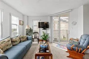 Dolphin's Den - نورث توبسالي بيتش