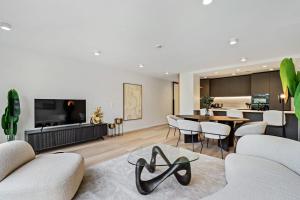 Spacious 6th-Floor Gem: Modernity Meets Comfort