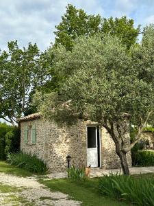 Maisonnette indépendante au calme dans un grand jardin
