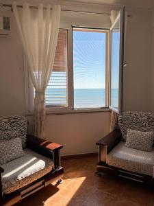 Beachfront Apartment - Steps from Sand - Balcony - Fast WiFi