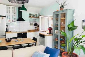 Large 2 bedrooms house with parking-BON75