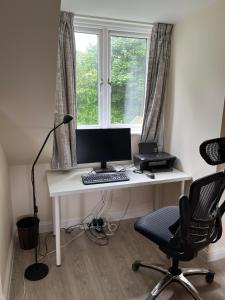 Quiet studio flat near University & QMC, King size bed