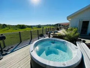 Hus på Tjörn med gäststuga - Bräcke