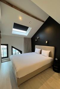 Penthouse with Airconditioning and Big Terrace, Close to Gent Sint-Pieters Station and City Centre