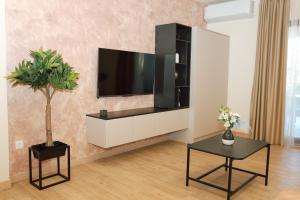 Apartments N & S - Private Parking & 1 minute to the Beach